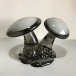 MURANO - Escultura de cogumelos em pasta de vidro nas cores preto fumê e branco. Dimensões: 15 cm x 15 cm x 21 cm / 2,8 kg.