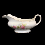 W.M. GRINDLEY ENGLAND - Antiga e bela molheira em fina porcelana esmaltada decorada com arranjos florais e filetes pintados a ouro. Pequenos sinais de desgastes devido ao tempo. Dimensões : 10 cm x 22 cm x 10 cm.