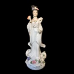 CHINA - Escultura de Gueixa de porcelana esmaltada e policromadaDimensões: 40 cm de altura.