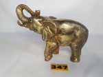 Imponente e pesado elefante em bronze todo detalhado mostrando movimento medindo 17cm de altura, 22cm de comprimento e pesando aproximadamente 2,7 kilos. O elefante é um símbolo harmonioso, de força e representa sabedoria, boa sorte e prosperidade. De acordo com os preceitos do Feng Shui, a estátua é capaz de afugentar desavenças e conflitos diários. Também simboliza estabilidade e proteção. Para usufruir da proteção do elefante, sugere-se que seja colocado no hall da entrada da casa ou no quarto de dormir.
