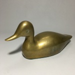 Antigo e pesado pato em bronze maciço. Dimensões: 10 cm x 23 cm x 8 cm / 3,8 kg.