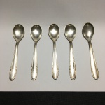 EBERLE - Cinco colheres pequenas em metal cinzelado banhados a prata.Pequenos sinias de desgastes. Dimensões: 12 cm
