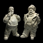 Par de marujos feito de material pesado não identificado. Preseça de pequenos bicados. Peças numeradas. Dimensões: 25 cm / 1 Kg.