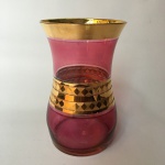 Vaso vidro rubi co0m detalhes dourados.