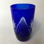 Antigo copo de vidro azul. Dimensões:14 cm.