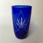 Antigo copo de vidro azul com bicado na borda. Dimensões: 14 cm