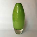 Belo vaso em pasta de vidro verde.Fundo com pequenos bicados.Dimensões: 33 cm / 3,3.