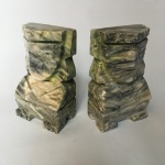 Antigos serre livres no formato de guerreiro azteca esculpidos em mármore. Dimernsões: 12,5 cm x 7, 5 cm x 4,5 cm / 1,7 kg total.