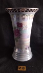 Expressivo vaso floreira de porcelana santa rosa de meados do Séc. XX, em formato cônico, ornado com bela pintura de rosas e bordas com detalhes a ouro. Med. 26 cm alt. x 15 cm larg.