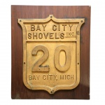 Antiga e pesada placa em metal e madeira da Fábrica norte americana Bay city shovels inc. Aproximadamente 20 Kg. Dimensões: 57 cm x 47 cm. Retirada somente por transportadoras.