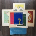 Dois posters exclusivo para assinantes do Globo e 8 impressões em papel vergê assinado Jo - Concepção de Jordan. Textos do Valentim Valente. Dimensões: 43 cm x 31,5 cm (Maior gravura)