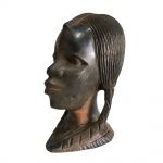 ARTE AFRICANA - Antigo busto de figura feminina, esculpido em bloco de madeira. Presença de fissura natural da madeira. Dimensões: 23 cm altura / 1,8 kg.