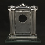 Bela moldura de vidro ostentando colunas gregas. Dimensões: 24 cm x 22 cm. Abertura circular mede 5,5 cm diâmetro.