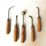 Conjunto com cinco ferramentas antigas em bronze com cabo de madeira em bom estado. Dimensões: 20 cm (maior peça).