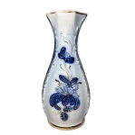 - C.S.T. Pedreira - Floreira em porcelana branca e azul, com detalhes em guirlanda, filetes dourados e decoração floral em alto e baixo relevo. 18,5 cm de altura.