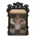 Antigo espelho  em madeira talhada, estilio rococó, decorado com volutas, folhas de acanto, concha e flores. Espelho está escurecido por conta do tempo. Dimensões: 95 cm x 65 cm.