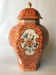 Antigo potiche em porcelana ricamente decorado com arabescos e flores pintados a mão. Dimensões: 31 cm
