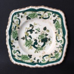 MASON´S ENGLAND - Antigo prato em faiança , formato quadrado com realces pintados à ouro. Dimensões: 23 cm x 23 cm.