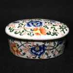 Antigo porta-joias em porcelana esmaltada , decorado com flores e detalhes vegetalistas pintados à mão. Tampa restaurada. Falta parte da tampa na parte interior. Dimensões: 12 cm x 9 cm x 6 cm.