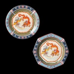 Dois pratos de parede de porcelana, um no formato circular e o outro no formato oitavado , decorado com dragão e fênix no centro, ladeado com arabescos e flores. Dimensões: 25 cm.