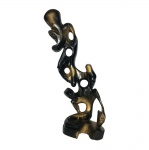 Escultura esculpida em madeira com partes pintadas de dourado. Dimensões: 48 cm.