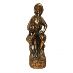 Estatueta de comerciante de frutas em resina, revestida na cor cobre. Dimensões: 26 cm.
