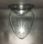 Cúpula de vidro com detalhes lapidados e satinados. Dimensões: 22 cm.
