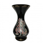 Vaso de vidro na cor preto, decorado com figura oriental pintada à mão. Borda com bicado imperceptível. Dimensões: 26 cm.