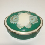 OSCAR SCHLEGELMILCH - Porta-joias em porcelana Alemã, em tons de verde, decorado com arranjos florais e filetes pintados à ouro. Dimensões: 4,5 cm 9 cm x 12 cm.