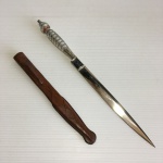Antigo punhal, dito nordestinode, de metal com cabo translúcido. Acompanha bainha de couro original. Dimensões: 26 cm.