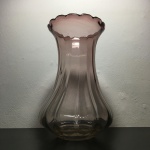 Cristal São Marcos - Vaso de cristal com nuance violeta e elegante borda ondulada. Dimensões: 26 cm altura.