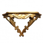 Elegante console em madeira  revestida de dourado com folhas de acanto talhadas à mão. Dimensões: 35 cm 63 cm x 19 cm.