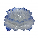 Centro de mesa em vidro translúcido com bordas onduladas em tons de azul, decorado com arranjos florais  em alto relevo e detalhes satinados. Total de duas peças. Dimensões: 9 cm x 23 cm.