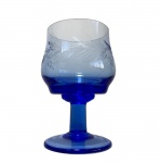 Taça em vidro na cor azul com detalhes vegetalistas lapidados e jateados. Dimensões: 16 cm.
