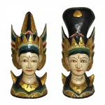 BALI - Busto Rama e Sita em madeira policromada. Apresenta pequenas perdas e desgastes. Dimensões: 42 cm e 44 cm.