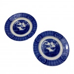 SÉC XIX - MONGÓLIA - JOHNSON BROS ENGLAND - (1883) - PAR DE PRATOS RASOS de coleção em faiança INGLESA com esmaltagem vitrificada, dita "BORRÃO AZUL" rematado em sua galeria central por cenas de aves do paraíso e borda com larga faixa ornada por padrões geométricos e segmentos florais. Exemplares com manchas do tempo e 01 pequeno bicado em um dos pratos. Dimensões: 22,5 cm x 2 cm.