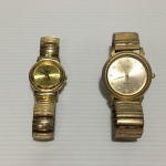 DUMONT - Dois relógios femininos, dourados, de origem Japonesa. Não testado.