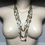 Colar em metal dourado com madrepérolas retangulares.