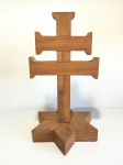 Cruz de Caravaca em madeira com base no formato estrela de seis pontas. Dimensões: 33 cm.