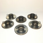 Conjunto com seis suportes de metal cinzelado banhados à prata para copos descartaveis de cafezinho com pires. Sinais de uso.