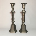 ÍNDIA -Belo e robusto par de castiçais sextavados construidos em metal cinzelado. Dimensões: 36 cm / 2,2 Kg.