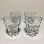 Lote com 4 copos norte americano em demi cristal com base oitavada. Dimensões: 8 cm.