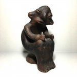 Escultura antropomorfa cultura pré colombiana em terracota patinada. Dimensões: 24 cm.