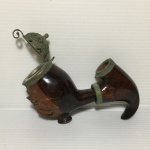 Antigo fornilho em madeira com figura de águia entalhada e partes em metal cinzelado. Dimensões: 11 cm.