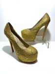 Sapato salto alto dourado Christian Louboutin, tamanho 43. Pequenos desgastes.