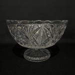 Elegante centro de mesa com pé alto em cristal de alta qualidade, ricamente lapidado e com borda ondulada. Dimensões: 16 cm x 25 cm / peso: 2,3kg.