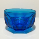 Bowl em cristal facetado na cor azul. Dimensões: 7 cm x 12 cm.