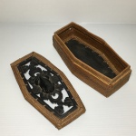 Arte oriental - Caixa construída em vime com tampa em madeira talhada e fenestrada com figura de sapo e arabescos. Dimensões: 7 cm x 10 cm x 19 cm.