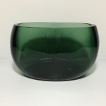 Bowl em vidro na cor verde. Dimensões: 9 cm x 8 cm x 15 cm.