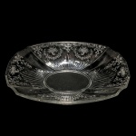 Antigo centro de mesa em cristal lapidado decorado com guirlandas, cornucópias e detalhes vegetalistas jateados. Dimensões: 8 cm x 20 cm x 32 cm.